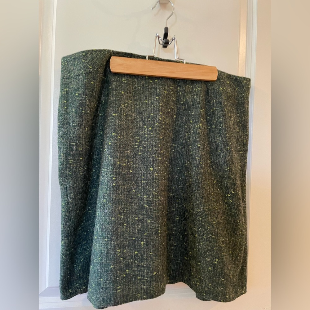 Elie Tahari Wool skirt that is beautiful